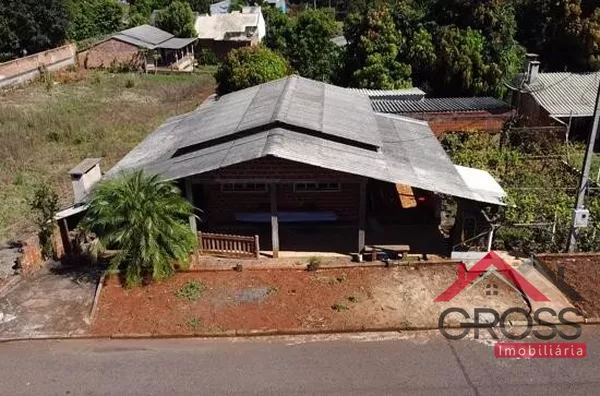 Casa a venda medindo 100m² contendo 4 quartos, sala e cozinha, banheiro, um porão. Terreno de 1.000m². Localizada na Rua Otávio Francisco de Mattos em Capanema Pr.