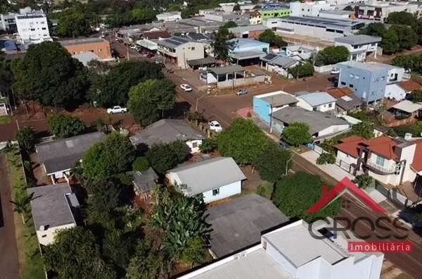 Terreno com metragem de 740m² a venda contendo 2 residências. Uma residência mista medindo aproximadamente 80m² e uma de alvenaria contendo 100m². Localizadas na Rua Paraiba em Capanema Pr. 