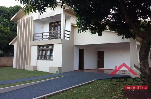 Casa a venda medindo 230m², toda murada, possui uma suíte com sacada e banheiro com hidromassagem, 2 quartos, sala de tv com lareira, sala de jantar e estar, lavanderia, despensa, adega, área com churrasqueira com quarto e banheiro.
