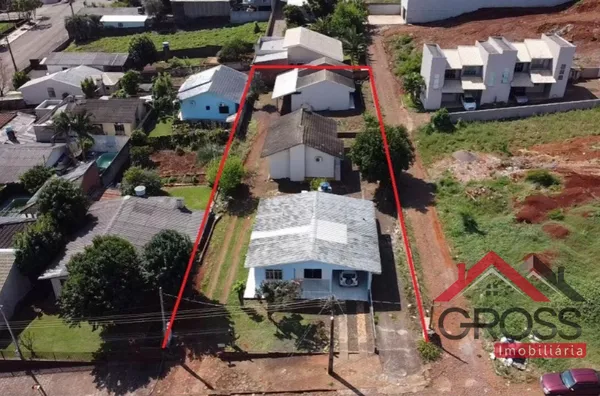Lote a venda medindo 1.000m², contendo 4 imóveis: 1 em alvenaria com aprox. 100m²; 1 em alvenaria com 75m²; 2 kitnet, ambas com aprox. 50m². Excelentes imóveis para obter uma renda mensal com aluguel. Localizados na R. Martin Nottar, Centro em Capanema Pr