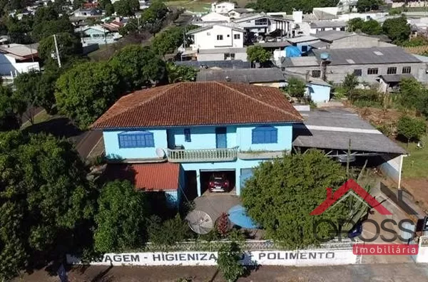 Edifício com potencial comercial a venda contando com 2 apartamentos. Total da edificação de 300m², terreno de esquina medindo 25x25, esquina com a Av. Botucaris.