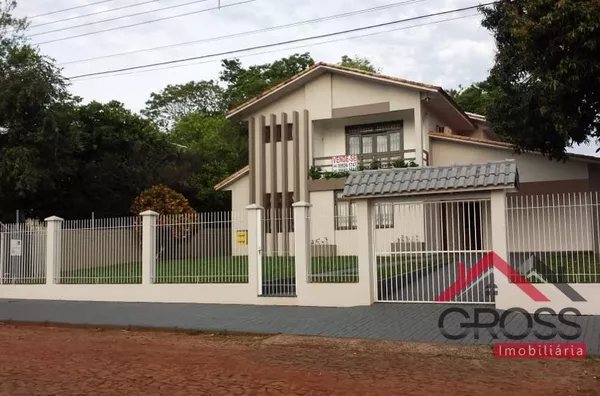 Casa a venda medindo 230m², toda murada, possui uma suíte com sacada e banheiro com hidromassagem, 2 quartos, sala de tv com lareira, sala de jantar e estar, lavanderia, despensa, adega, área com churrasqueira com quarto e banheiro.