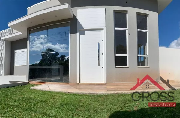 Excelente Imóvel residencial novo, todo murado, medindo 212m², com terreno de 320m².Contém 2 quartos, 1 suíte, sala, cozinha, lavanderia, garagem ampla com 2 vagas, área de festas. Localizado na Rua Otávio Kischner em Capanema Pr.