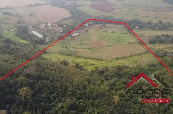 Área de terra a venda localizada em Santa Terezinha em Capanema Pr, contendo 3 alqueires todo cercado e com área de pastagem; Uma casa mista medindo aproximadamente 100m²; Um galpão; TROCA-SE POR CASA EM CAPANEMA PARANÁ. 