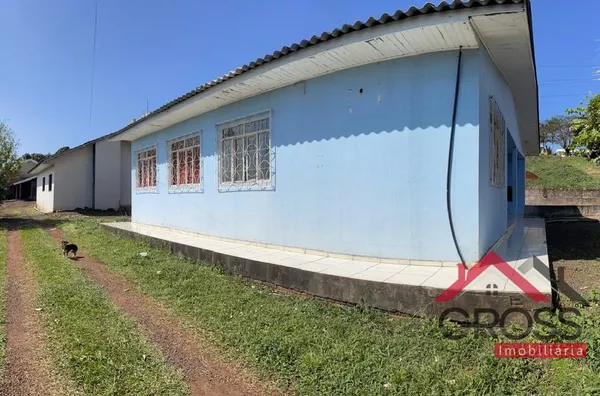 Lote a venda medindo 1.000m², contendo 4 imóveis: 1 em alvenaria com aprox. 100m²; 1 em alvenaria com 75m²; 2 kitnet, ambas com aprox. 50m². Excelentes imóveis para obter uma renda mensal com aluguel. Localizados na R. Martin Nottar, Centro em Capanema Pr