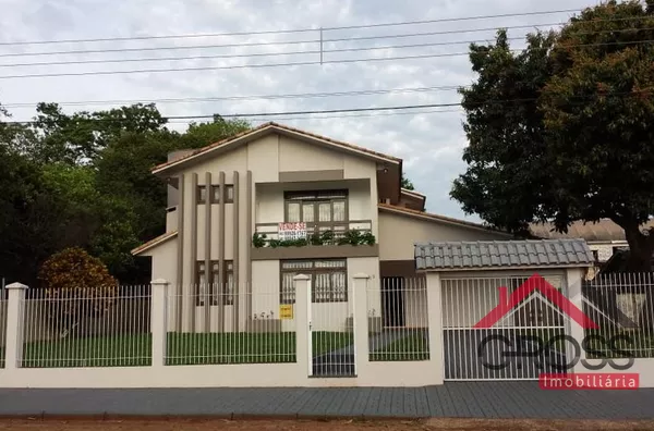 Casa a venda medindo 230m², toda murada, possui uma suíte com sacada e banheiro com hidromassagem, 2 quartos, sala de tv com lareira, sala de jantar e estar, lavanderia, despensa, adega, área com churrasqueira com quarto e banheiro.