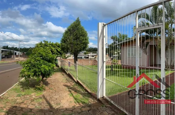 Imóvel a venda medindo 100m², contendo 4 quartos, sala, cozinha, banheiro e garagem. Terreno de 1.200m², localizado na Rua Alagoas, Centro, em Capanema Pr. 