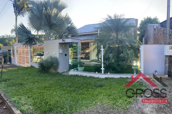 Imóvel a venda contendo dois pavimentos; 2 quartos; 1 suíte; Sala; Cozinha; 3 banheiros; Área de festa; Lavanderia; Garagem; Área construída de 120m²; Terreno de 420m² (15x28); Localizado na Rua Girassol, Centro, em Capanema Pr.