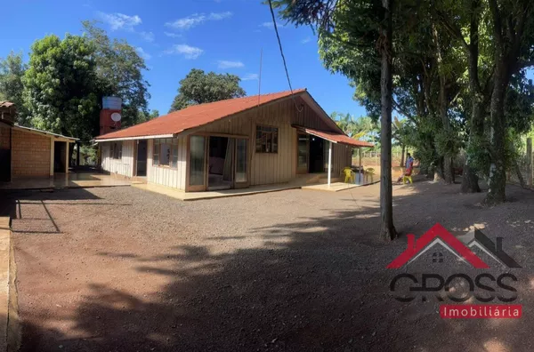 Terreno a venda contendo as seguintes especificações: Uma residência mista medindo 100m², contendo: 3 quartos; Sala; Cozinha; Banheiro. Um ponto comercial; Metragem de 2.000m². Localizado no Distrito de São Luiz, área rural na Cidade de Capanema Pr.