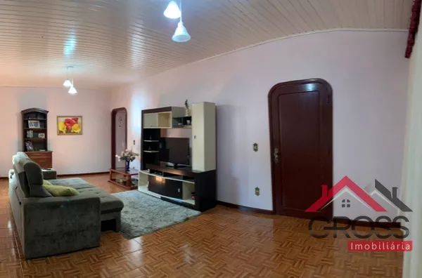 Casa em Alvenaria com aproximadamente 300m², contendo 3 quartos, sendo 1 suíte, 2 salas, 2 banheiros, cozinha, área de festas, churrasqueira, piscina, terreno com área total de 1.600m². Localizada na Av. Ubirajara, Centro, em Capanema Pr. 