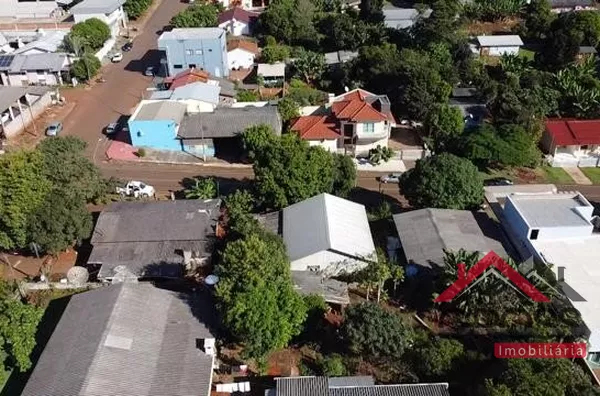 Terreno com metragem de 740m² a venda contendo 2 residências. Uma residência mista medindo aproximadamente 80m² e uma de alvenaria contendo 100m². Localizadas na Rua Paraiba em Capanema Pr. 