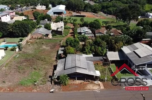 Casa a venda medindo 100m² contendo 4 quartos, sala e cozinha, banheiro, um porão. Terreno de 1.000m². Localizada na Rua Otávio Francisco de Mattos em Capanema Pr.