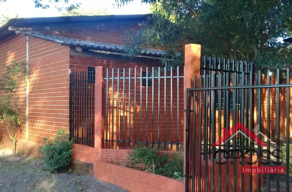 Vende-se chácara sub-urbana com as seguintes especificações: Metragem de 30.000m²; Contém uma casa em alvenaria, de dois pavimentos, medindo aproximadamente 290m²;  Contém dois barracões; Localizada no Centro, em Capanema Paraná.      