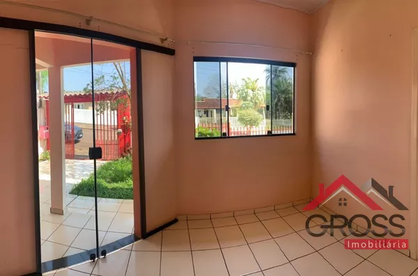 Casa em alvenaria medindo 150m² contendo 1 suíte, 2 quartos, sala, cozinha, banheiro, garagem, terreno com metragem de 500m².  Localizada na Rua Tupinambás, Centro em Capanema Pr. 