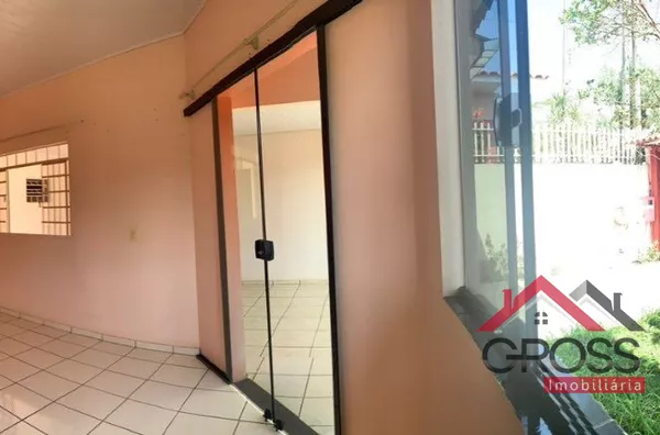 Casa em alvenaria medindo 150m² contendo 1 suíte, 2 quartos, sala, cozinha, banheiro, garagem, terreno com metragem de 500m².  Localizada na Rua Tupinambás, Centro em Capanema Pr. 