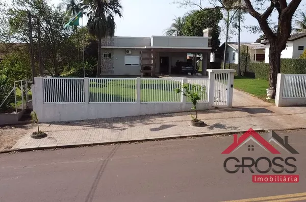  Imóvel a venda contendo 2 quartos, 1 suíte, todos os móveis planejados, área de festas,  com metragem de 233m² e terreno de 20x50 (1.000m²). Localizado na Rua Mato Grosso, Centro de Capanema Pr. 