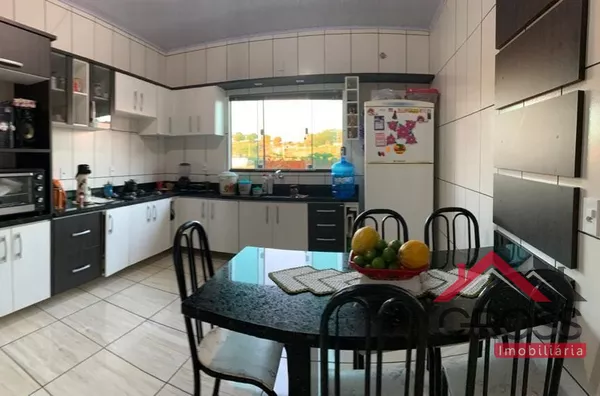 Imóvel a venda medindo 170m², contendo 2 quartos, 1 suíte, sala, cozinha, banheiro. Terreno com metragem de 325m², localizado no Loteamento Fronteira em Capanema Paraná. 