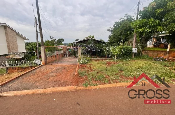 Casa mista a venda contendo 3 quartos, sala, cozinha, banheiro, lavanderia, energia solar sendo 5 painéis de 550W. Localizada na Rua Pará, Bairro São Cristóvão em Capanema Paraná. 