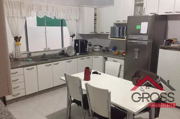 Sobrado a venda no Centro de Capanema Pr, contendo 3 quartos, 1 súite com hidro e closet, cozinha planejada, escritório, 2 salas, 4 banheiros, área gourmet, lavanderia, terreno de 500m², área construída de 342m². - Foto 4