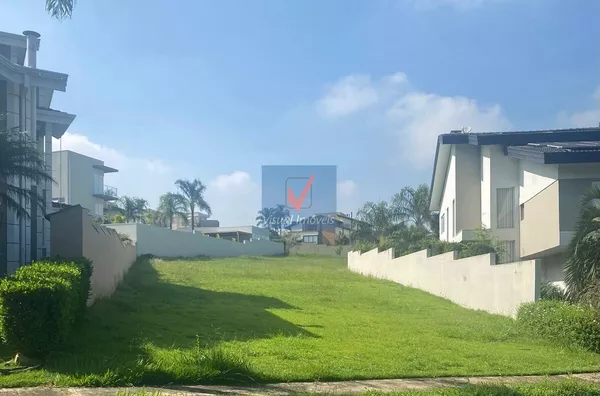 Lote á venda residencial de 668 metros quadrados com área privativa e privilegiada em condomínio conceituado na cidade de Indaiatuba, São Paulo.