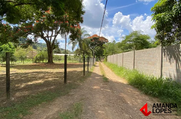 Granja c/ Casa 3 Qtos. - Próx. a Mercedes Benz 