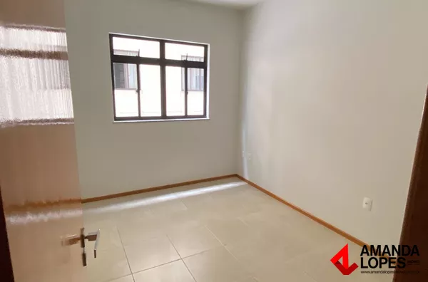 Apart. 2 qtos. c/ 1 vaga no Centro 