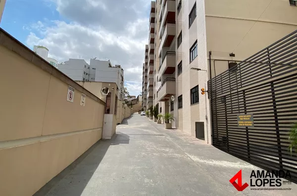 Apart. 2 qtos. c/ 1 vaga no Centro 