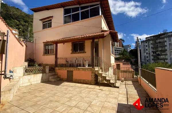 Casa 5 qtos. c/ 2 suítes e 4 vagas - Santa Helena