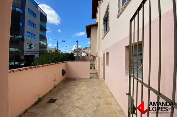 Casa 5 qtos. c/ 2 suítes e 4 vagas - Santa Helena