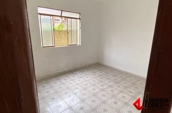 Prédio c/ 4 aparts. - estacionamento coberto- Bairro Grama