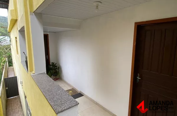 Prédio c/ 4 aparts. - estacionamento coberto- Bairro Grama