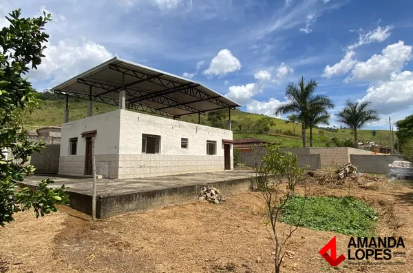 Granja c/ Casa 3 Qtos. - Próx. a Mercedes Benz 