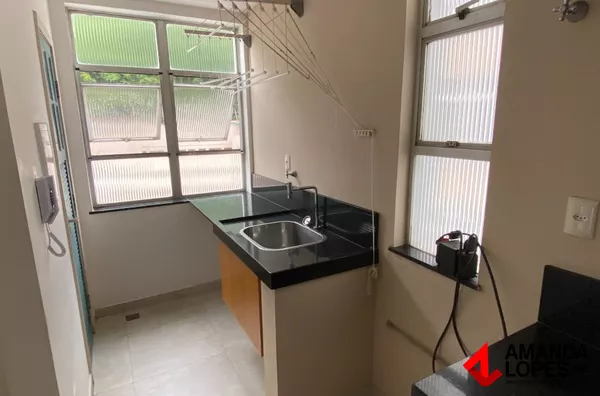 Apart. 2 Qtos. c/ Sacada e 1 Vaga - Centro