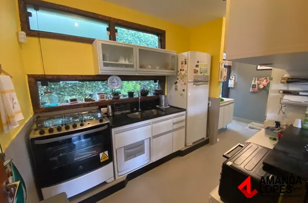 Casa Rústica e Linear no Condomínio Alto dos Pinheiros – O Refúgio dos Seus Sonhos!