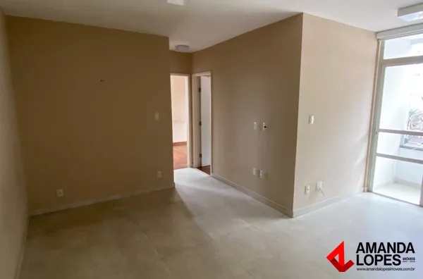 Apart. 2 Qtos. c/ Sacada e 1 Vaga - Centro