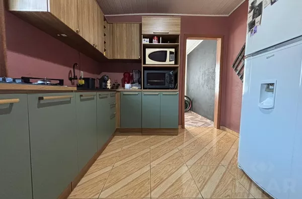CASA 3 DORMITÓRIOS E PÁTIO COM PISCINA