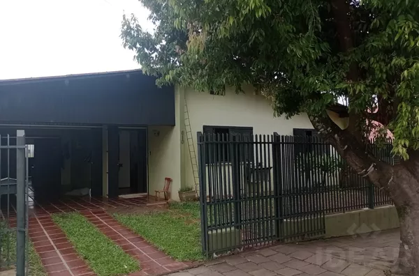 AMPLA CASA, COM EXCELENTE LOCALIZAÇÃO E COM PÁTIO NOS FUNDOS