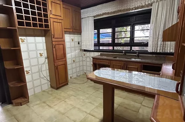 AMPLA CASA DE 4 DORMITÓRIOS E VAGA PARA VÁRIOS VEÍCULOS