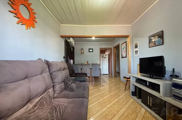 CASA 3 DORMITÓRIOS E PÁTIO COM PISCINA