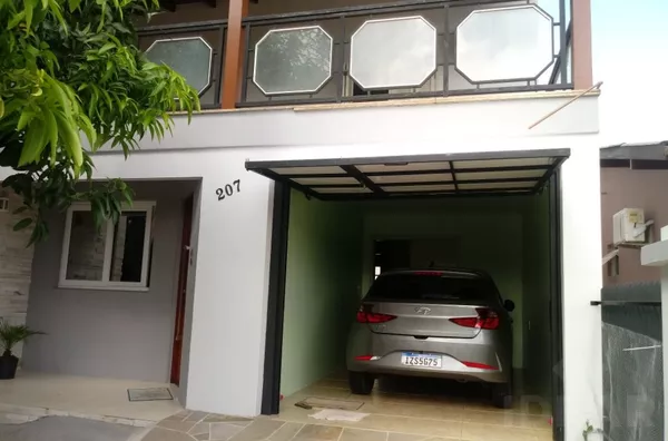 LINDA CASA DE DOIS PISOS, COM AMPLOS CÔMODOS, DUAS COZINHAS E UM MARAVILHOSO PÁTIO