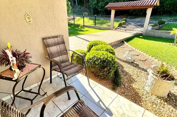 LINDA CASA ACONCHEGANTE COM ESPAÇO INDEPENDENTE PARA COMÉRCIO