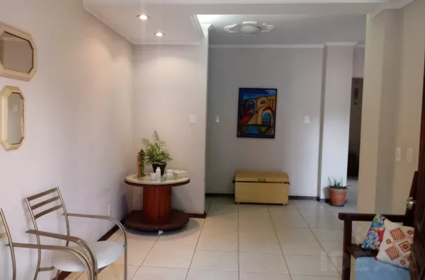 CASA AMPLA, ACONCHEGANTE E BEM ILUMINADA, NO CENTRO DA CIDADE