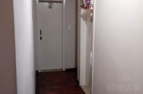 CASA AMPLA, ACONCHEGANTE E BEM ILUMINADA, NO CENTRO DA CIDADE