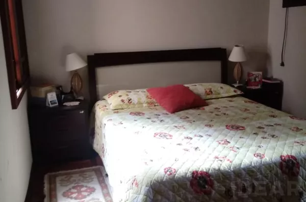 CASA AMPLA, ACONCHEGANTE E BEM ILUMINADA, NO CENTRO DA CIDADE