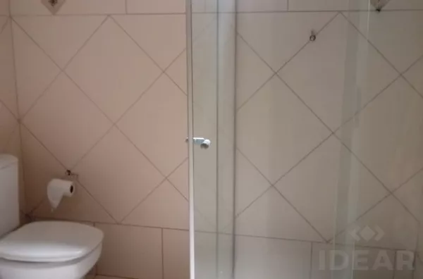 CASA AMPLA, ACONCHEGANTE E BEM ILUMINADA, NO CENTRO DA CIDADE