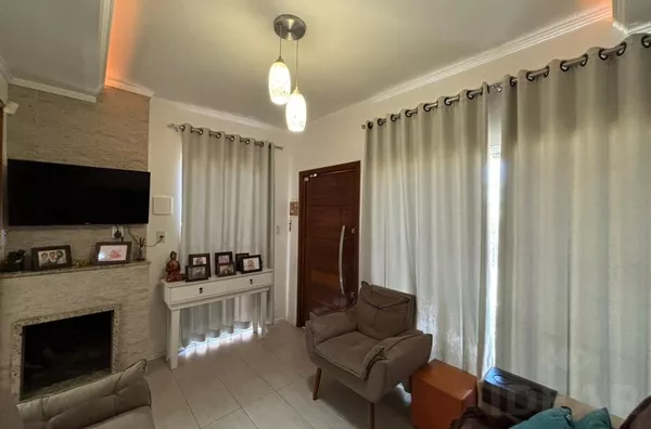 LINDA CASA COM PÁTIO NOS FUNDOS, QUIOSQUE E PERGOLADO COBERTO