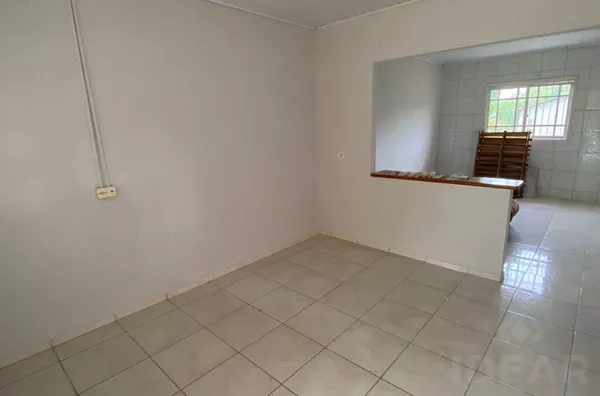 CASA DE BOM TAMANHO E PÁTIO PARA VOCÊ E SUA FAMÍLIA