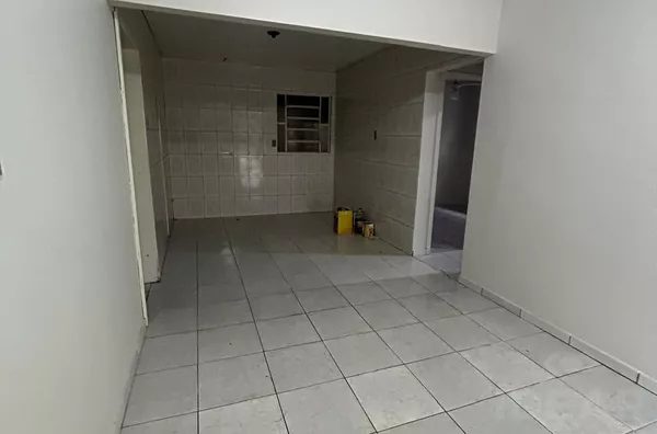 CASA COM 3 QUARTOS E PRÓXIMO DO CENTRO COMERCIAL DO BAIRRO