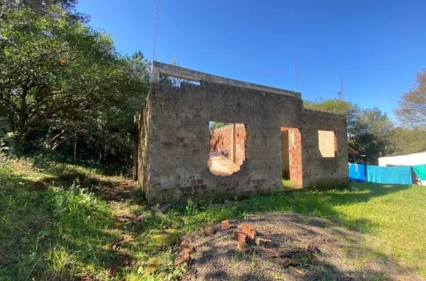 AMPLO CHALÉ PARA MORADIA E PRÉDIO EM ALVENARIA PARA INSTALAR SEU FUTURO NEGÓCIO