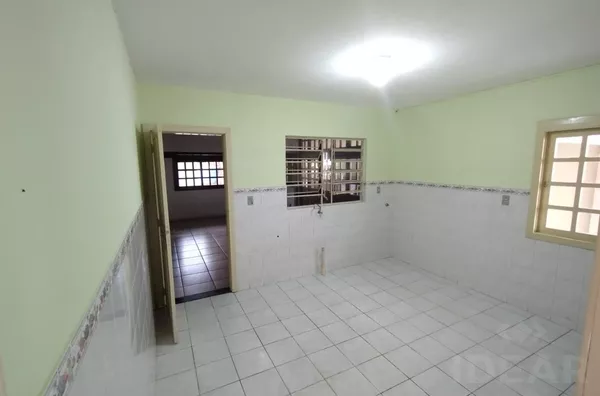 CASA DE 3 DORMITÓRIOS COM AMPLOS CÔMODOS E MUITO PÁTIO